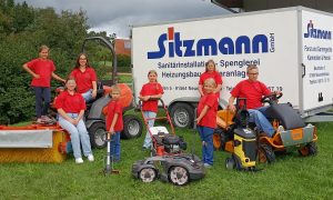 Der Sitzmann Nachwuchs zusammen mit Mover Aufsitzmäher Transportanhänger